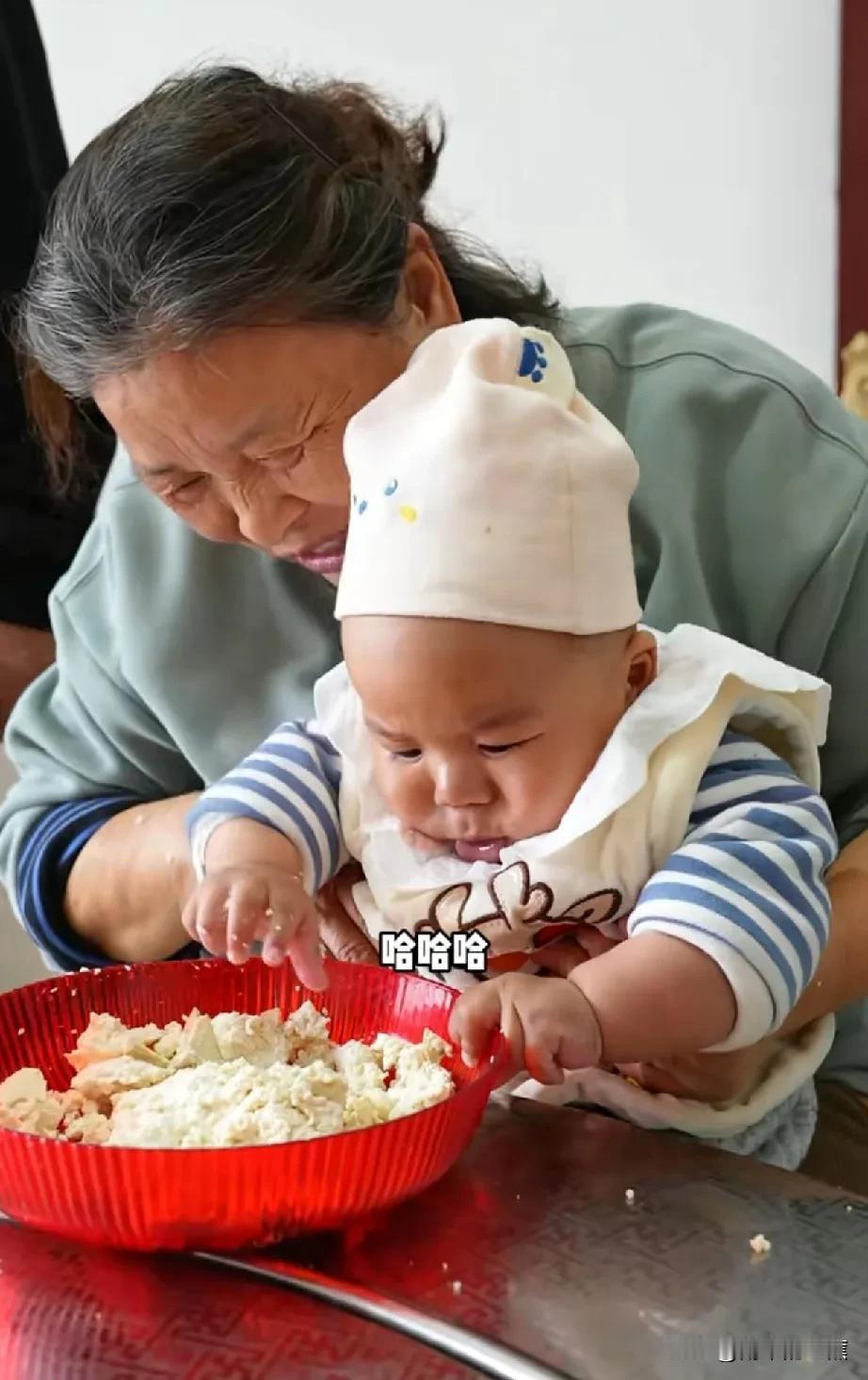 又来瞧天使宝宝啦！拥有凯凯这么乖巧的大孙子，爷爷奶奶虽累却也满心欢喜。
小凯凯开