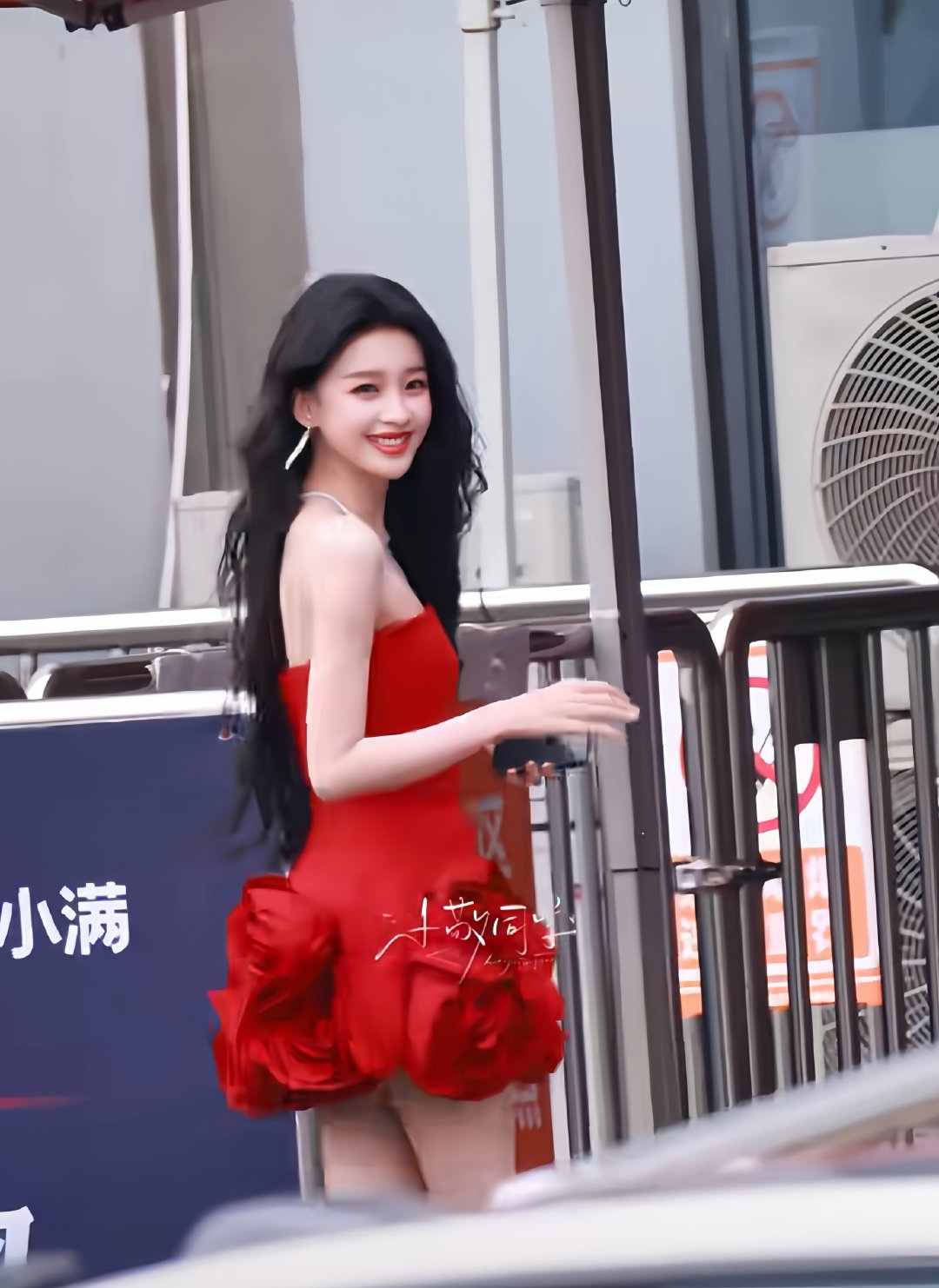 孙怡红玫瑰饭撒 谁看完直接存满九宫格！摇曳的红玫瑰造型美得晃眼，她对着举牌的粉丝