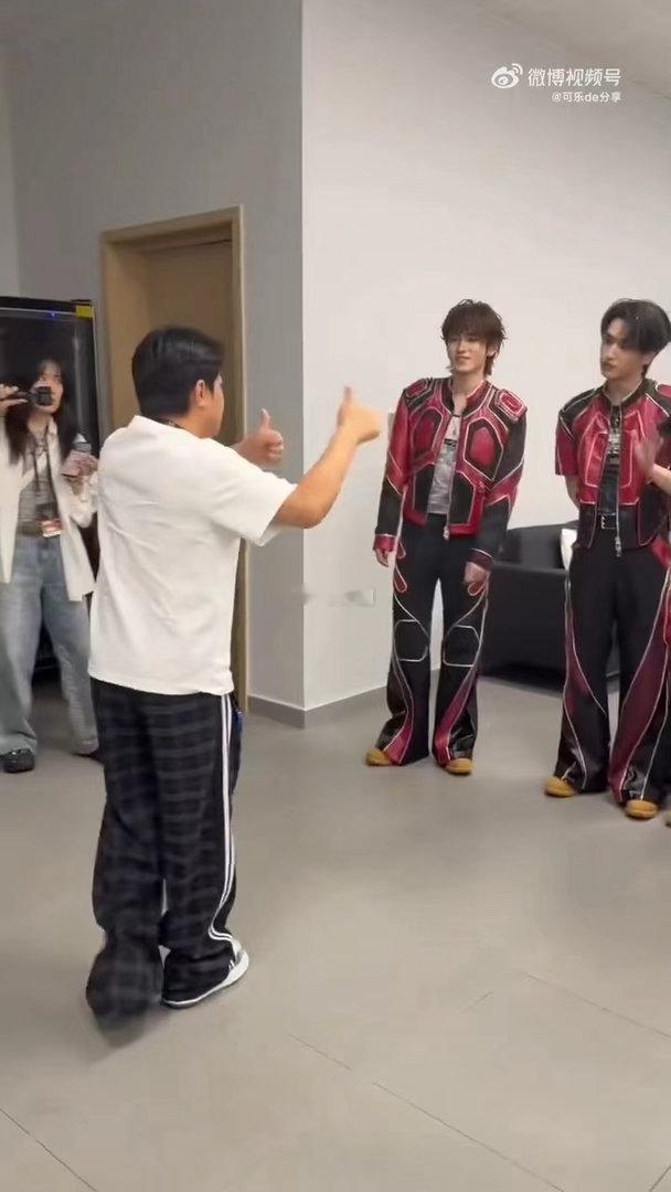 王祖蓝探班时代少年团演唱会王祖蓝探班时代少年团 祖蓝哥这波探班太有心了，专门来看