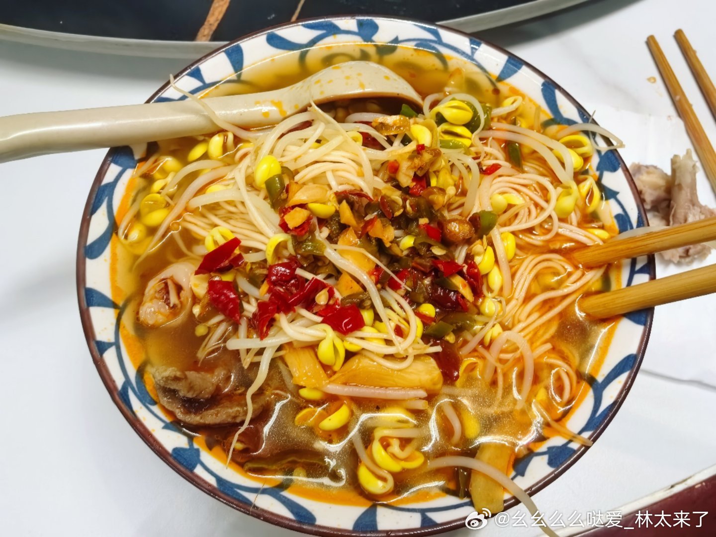 吼了几个小时，没吃晚饭给我饿的不行，吃了一些鸡脚完全不顶事，干脆整了一大碗面。。