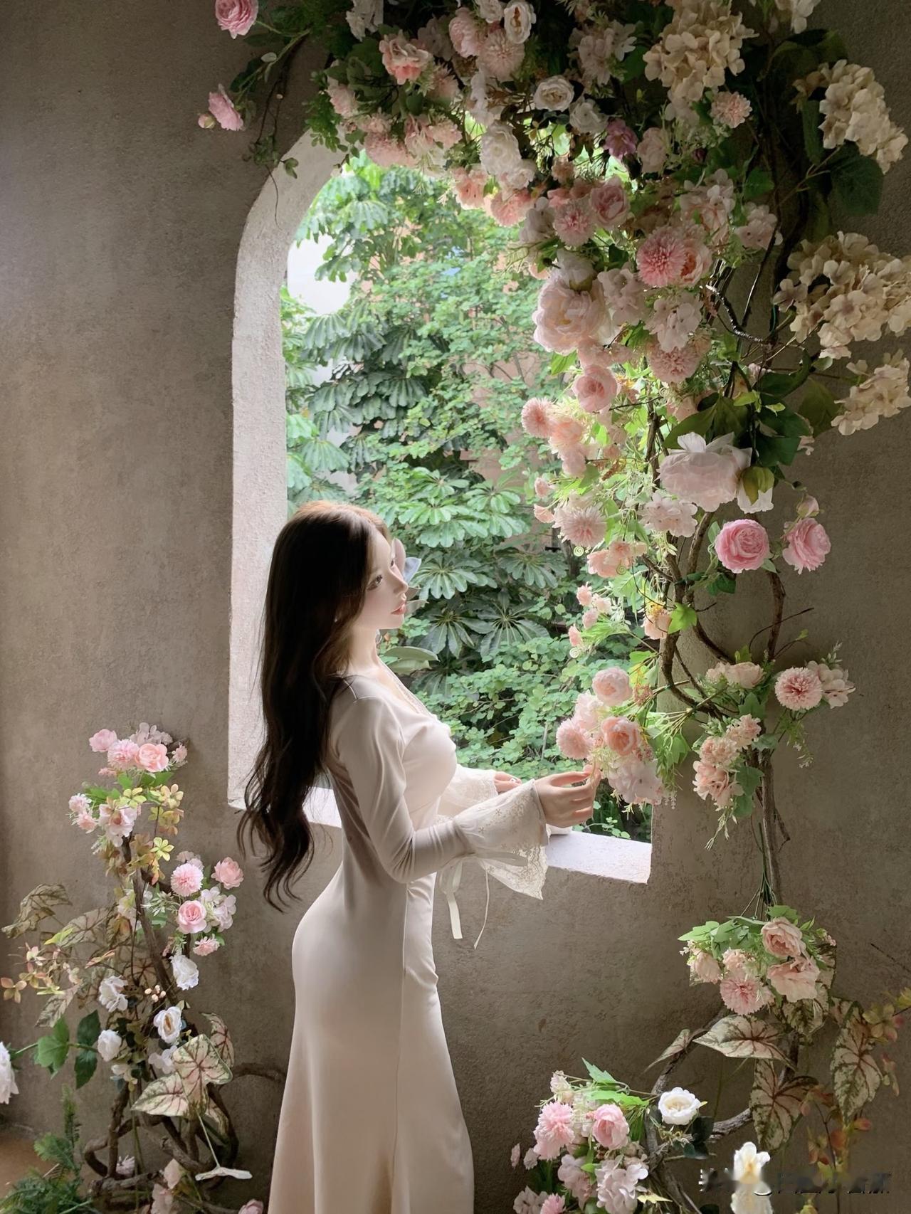 『复古曲线，遇上法式浪漫』
丝滑的米杏色裙摆，勾勒腰臀的黄金比例，蕾丝袖口在风中