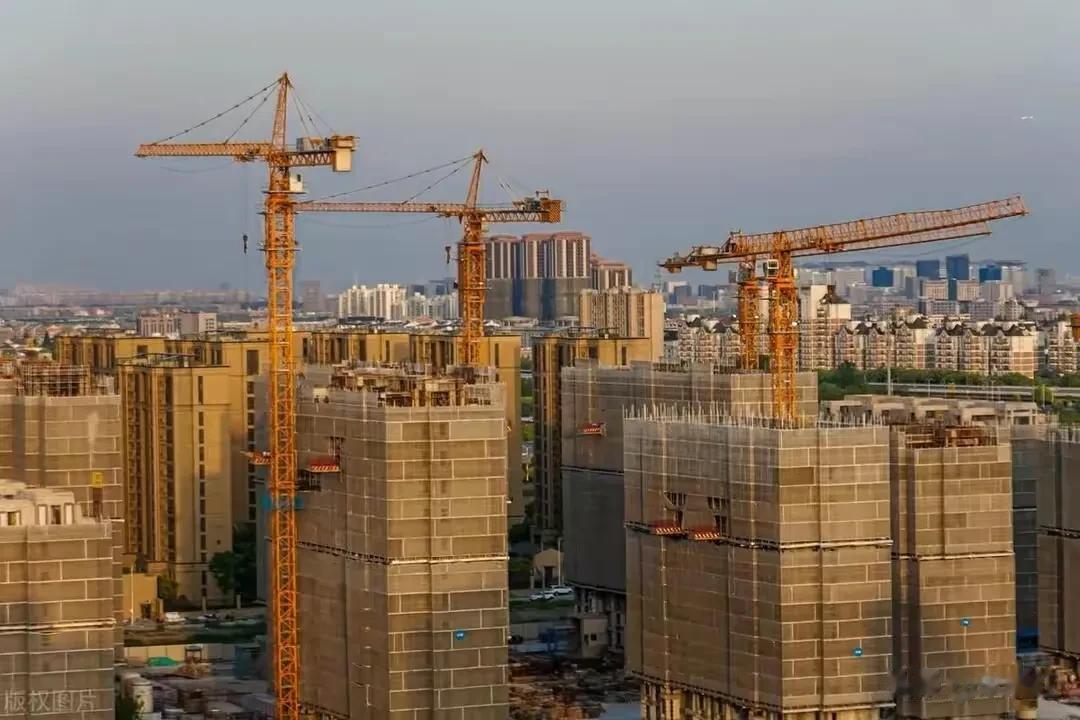 房价限高是在变相鼓励炒房吗？以前没人敢说，经济学家们现在胆子肥了，终于敢说真话，