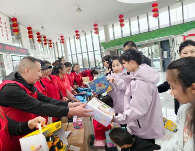 情暖童心，与爱同行