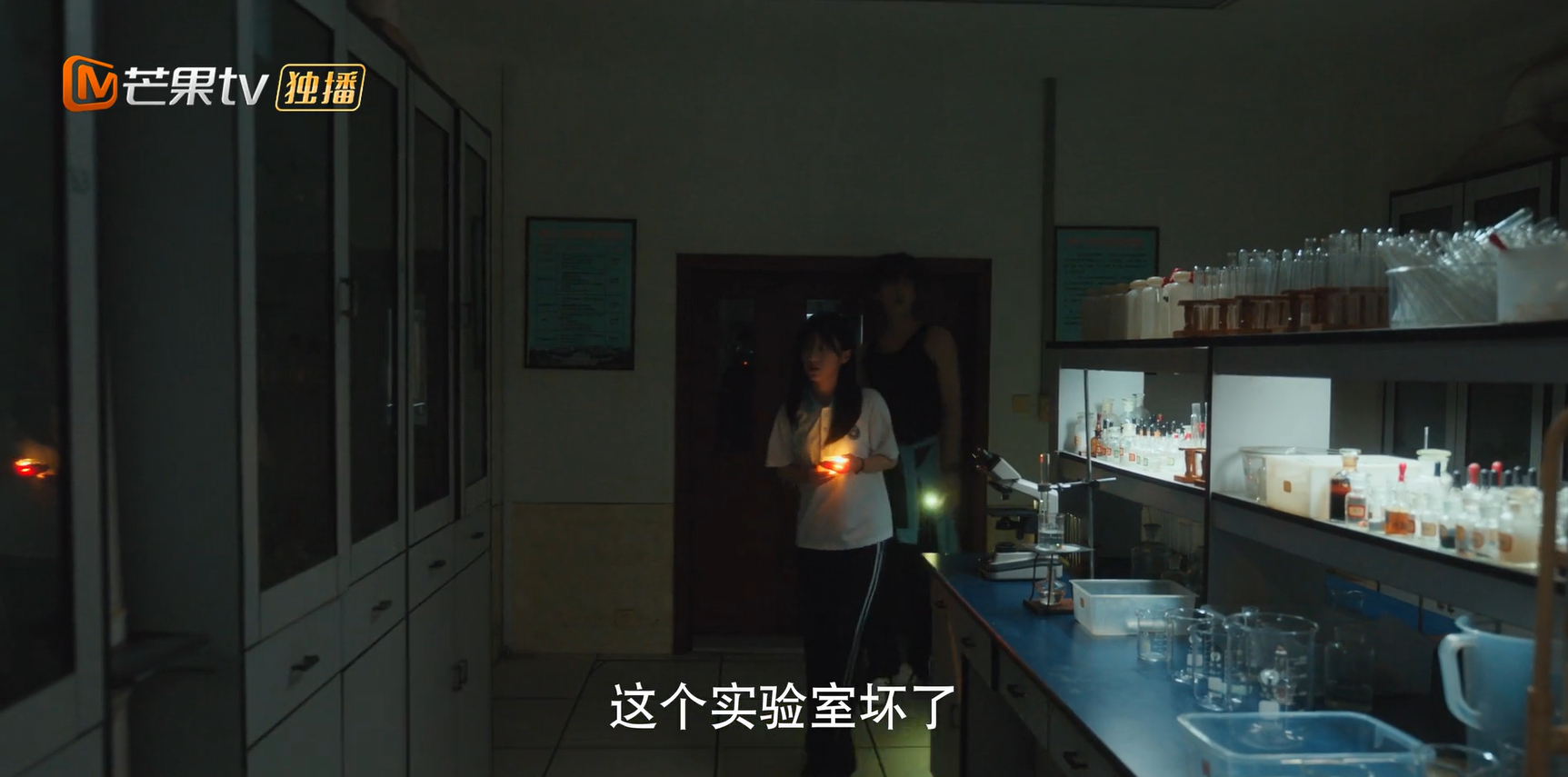 炽夏有点好笑了啊，她们校园里泳池泳池废弃了，还有一个废弃的地方可以看书，然后现在
