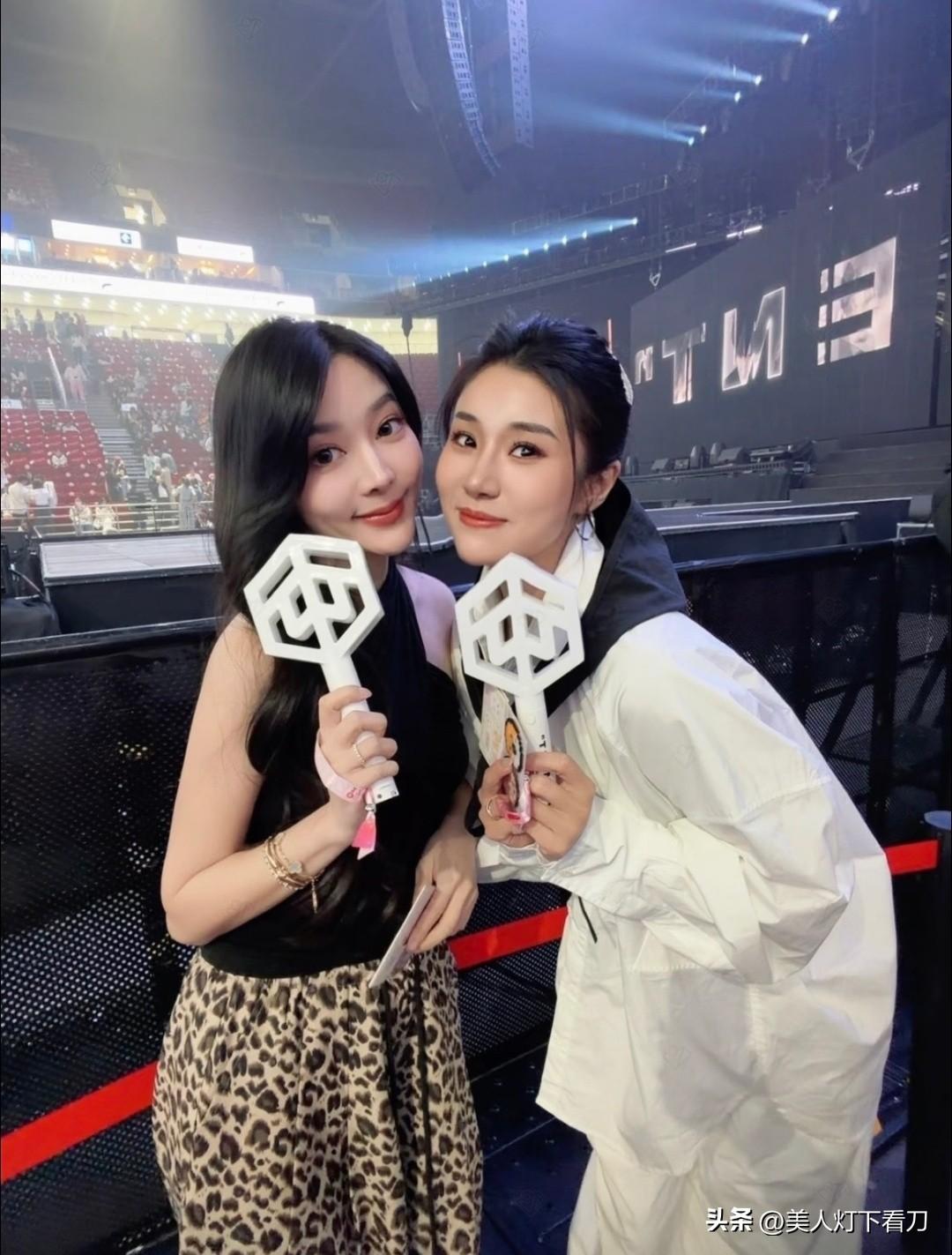 德云社家属，真是一个比一个漂亮啊。

德云社烧饼的太太和张九龄的新婚夫人，结伴去