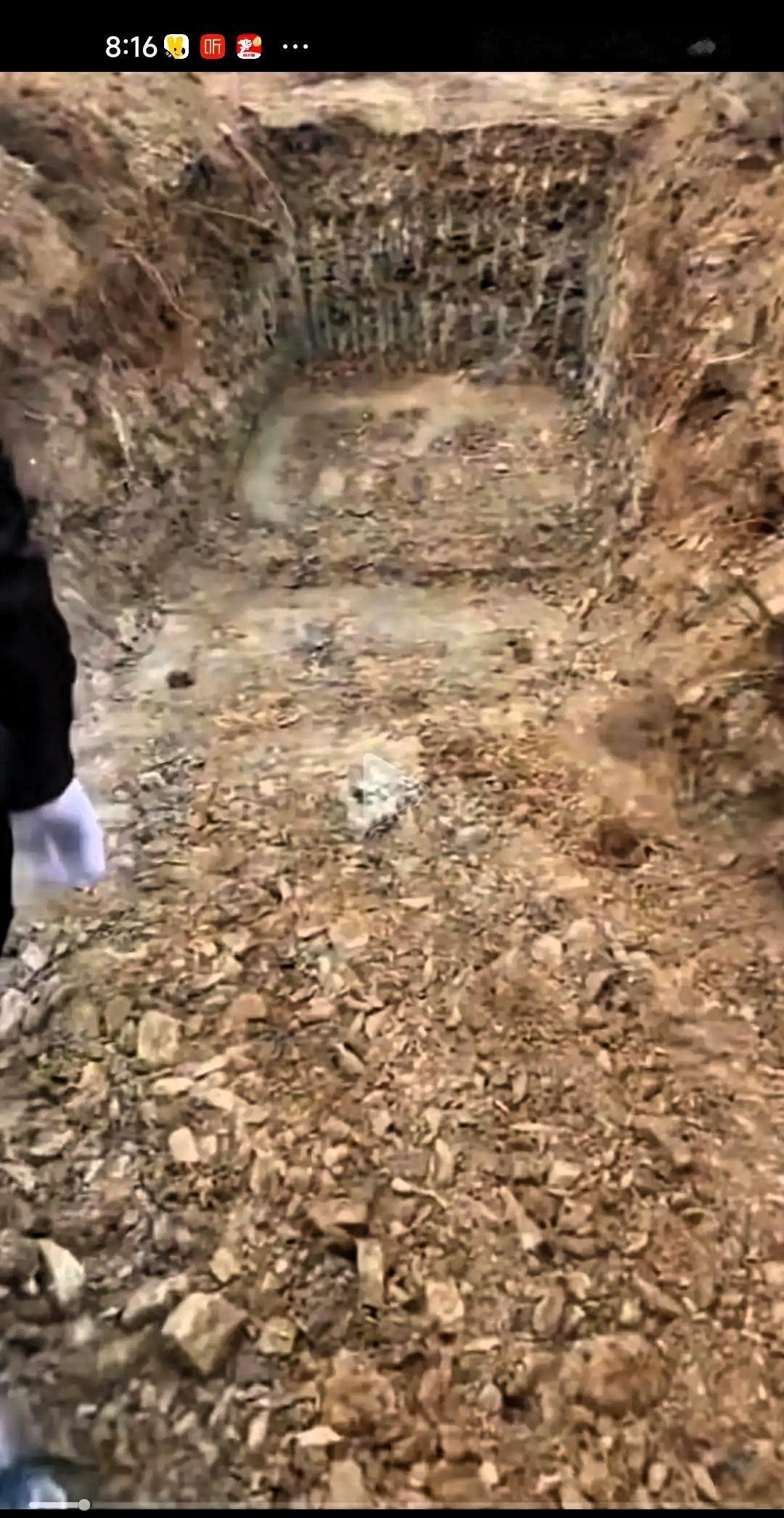 东北富豪陪葬百万奔驰车
网络视频东北某地富豪去世，直接陪葬一辆奔驰s450l！