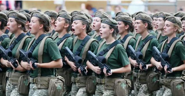 俄乌战场一线女性作战人员占比持续攀升，乌军女兵现役规模稳定维持在7万余人，而开战