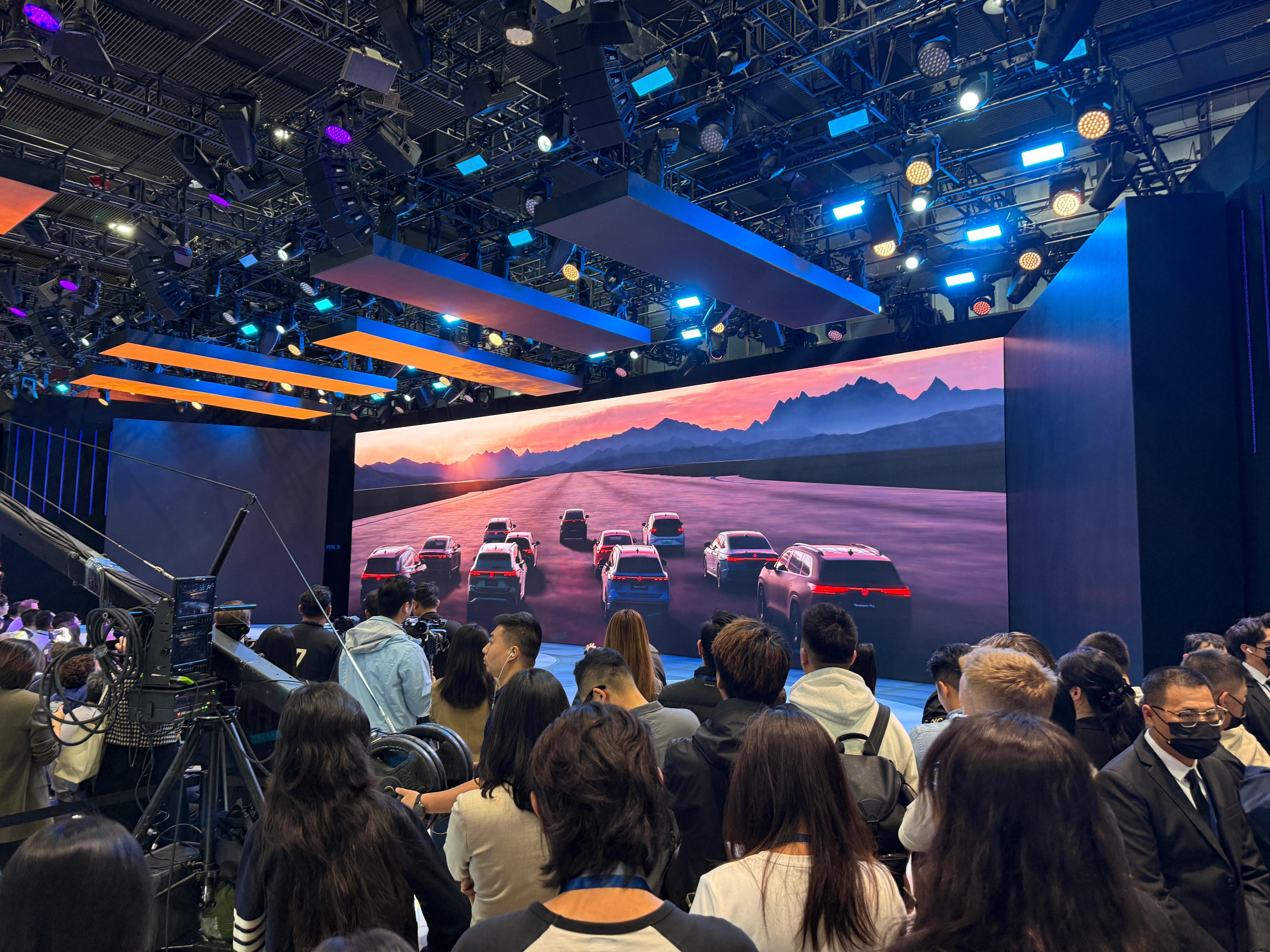 广州车展第一场发布会从大众开始，先看看全新揽巡，换了前后外观细节，车身长了将近7