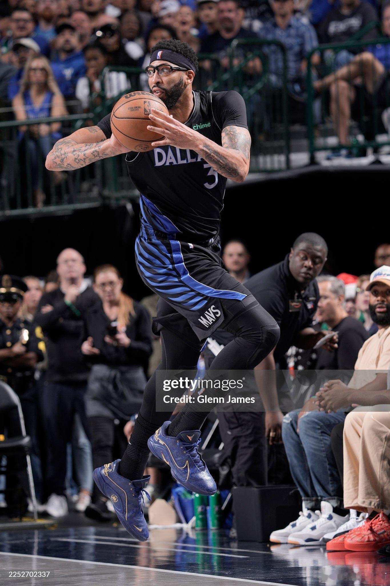 MFFL 来自Jake Fischer的消息。多支球队已经向达拉斯￼询问戴维斯￼