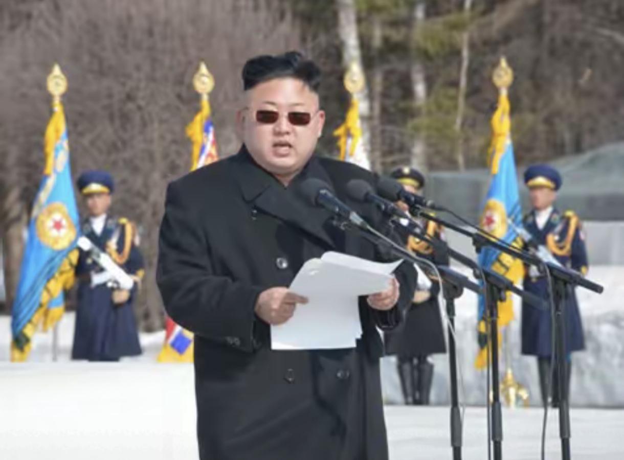 就在美国那头热热闹闹过圣诞节，满大街都是欢乐祥和、一片喜庆，仿佛全世界都该跟着他