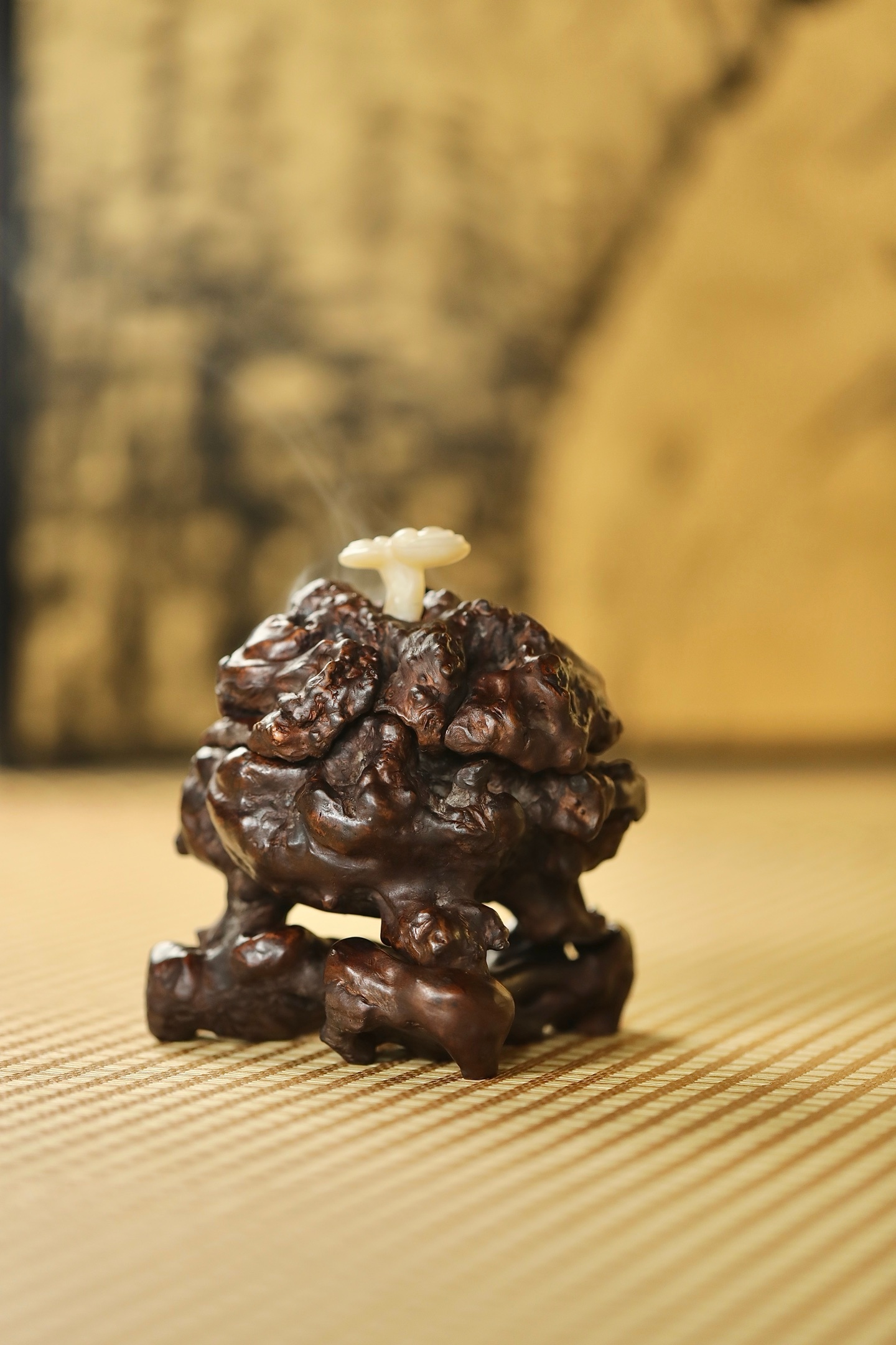 奇木 | 三足香炉以天然奇木为胎，取瘤结盘错之态，随形雕琢为炉，浑然天成，不事矫