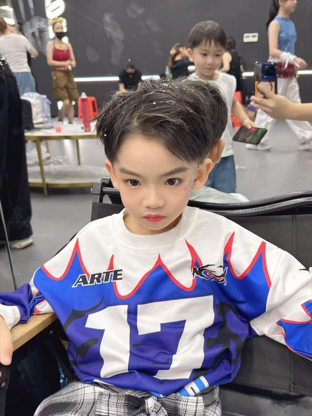王者荣耀北笙 宝贝霆今天去公益演出啦！！！帅！！！明天去广州比赛，刚好明天没有赛