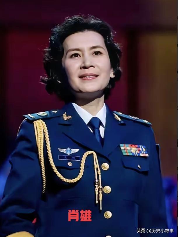 肖雄，68岁，单身无子，住空军大院。她是80年代挂历女神，25岁结婚，33岁离。