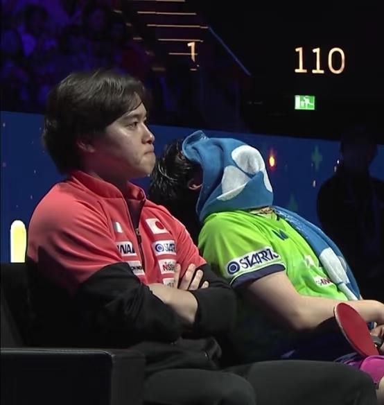 王楚钦获得世界杯男单冠军，有谁注意到旁边的松岛辉空的教练。
松岛辉空用毛巾盖头，