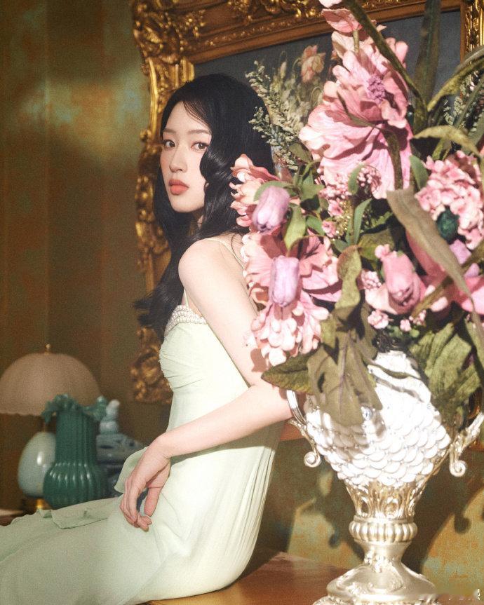 邓恩熙油画少女 邓恩熙ELLE出图，绿色珍珠吊带裙＋大波浪披肩发，美得像一幅油画