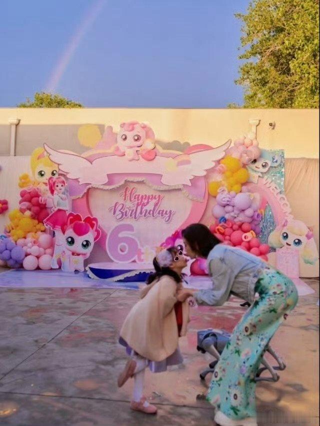 唐艺昕座驾都贴满了小马宝莉车贴唐艺昕车衣是小马宝莉 唐艺昕收工后女儿专门坐车来接