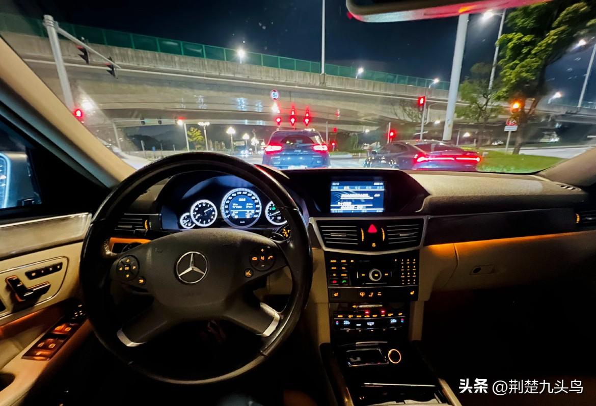 今天从S级换成E级，感觉车更轻快更好开，悬架比S硬朗，没什么大车感，轻快的油门标