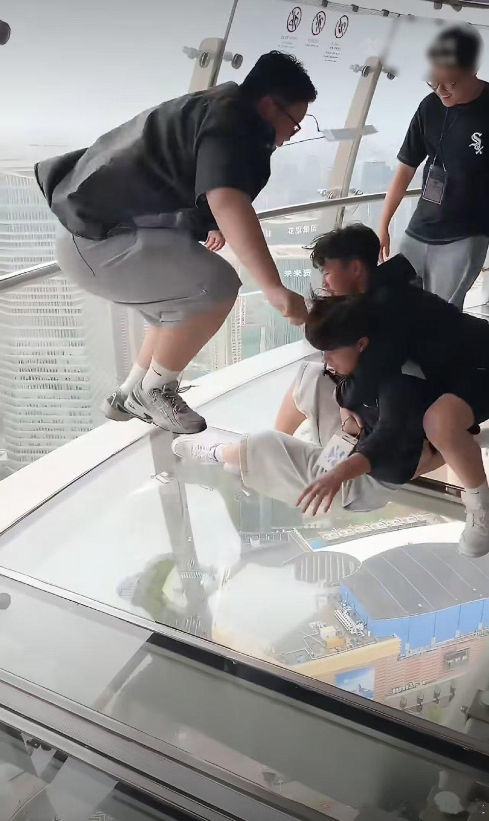 韩国中学生上海观光廊大声打闹，公共场合礼仪不该分国界！
 
近日，一段韩国中学生