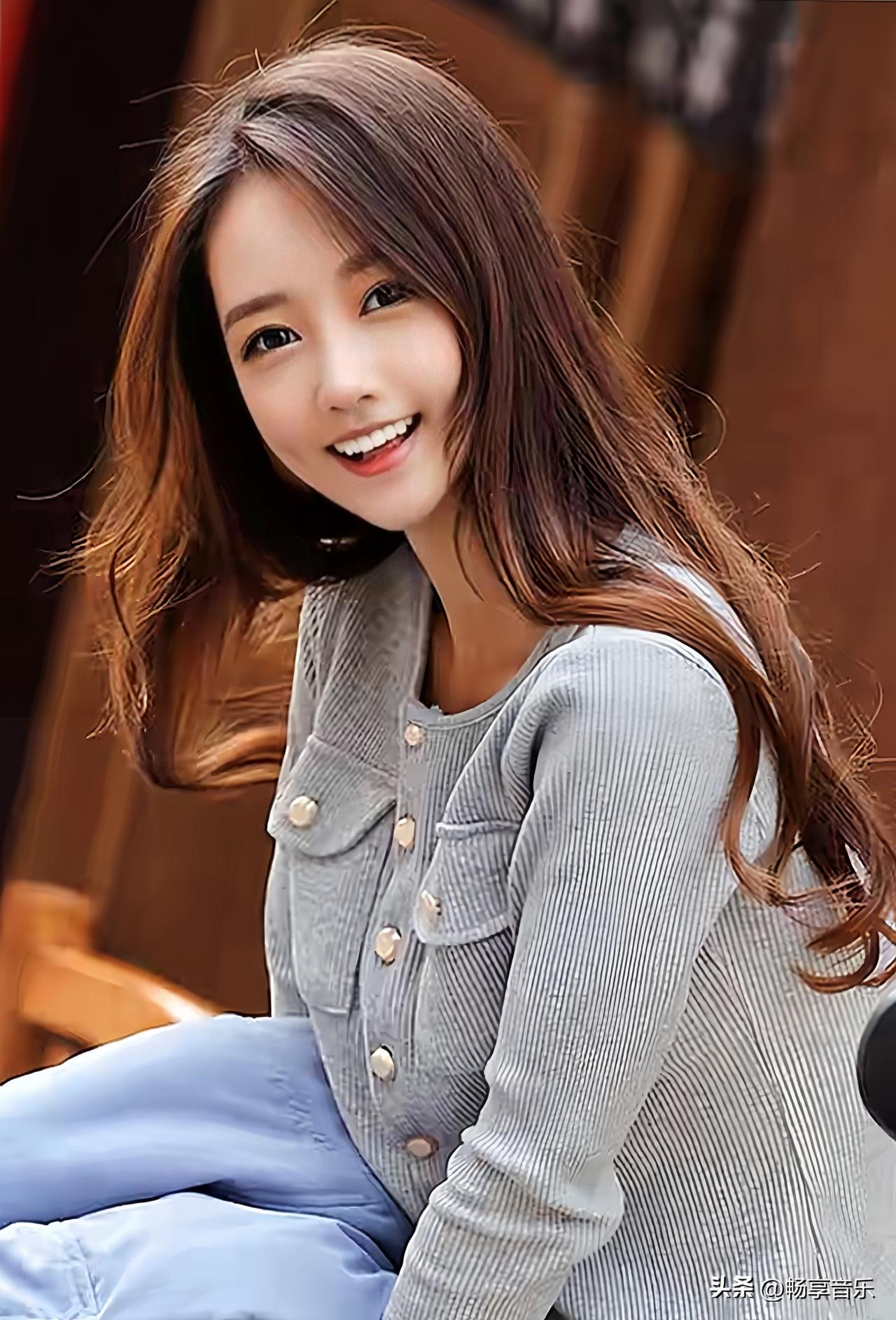  风拂过发梢，笑意漫过眉眼，这抹温柔，是今日限定的心动信号。随手拍的最美丽的照片