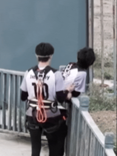 呃啊啊啊啊这两个人 臭情侣太过分了 我吓哭了张极在扯张泽禹背上的安全绳玩儿…… 