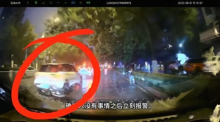 安徽一女子变道撞车后续，9月1日，视频中的白车女司机不看后视镜、不打转向灯，变道