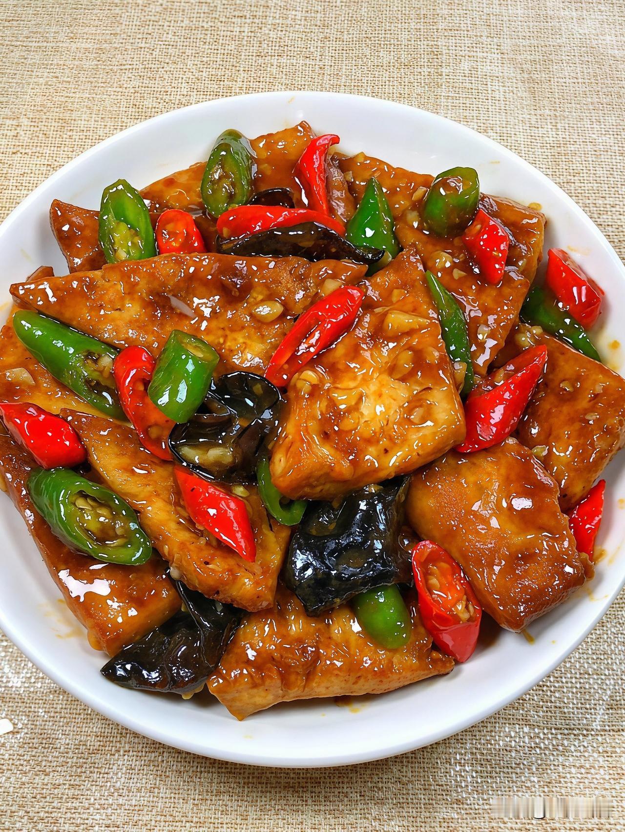 我家的菜开始升级。
经常炒的家常豆腐，青椒炒茄子，酸辣土豆丝，清炒藕片已经跟不上