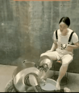 听说机器人打不还手骂不还口，还会任劳任怨做家务，单身女子花尽了全部的家财30万，