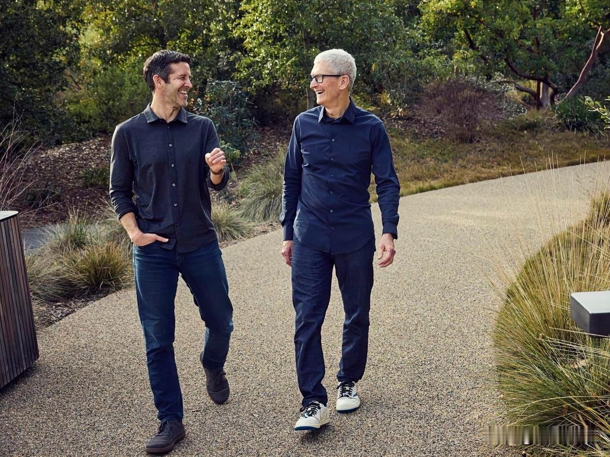 认识照片中与 Tim Cook 谈笑风生的人吗？

他就是苹果公司现任硬件工程高