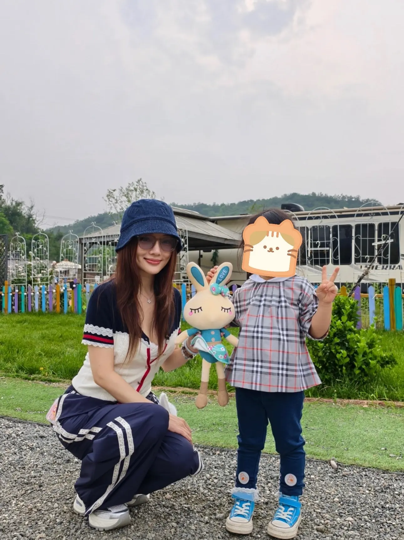 网友偶遇离婚的李小璐贾乃亮，陈思诚佟丽娅合体为孩子过六一，都是称职的父母佟丽娅