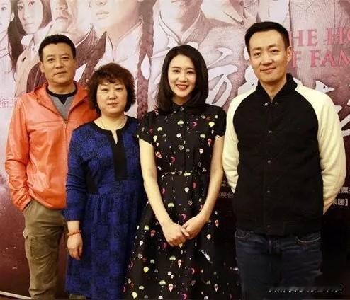 右边的是辛柏青，以为左边的男演员是何政军，仔细一看，不是他。