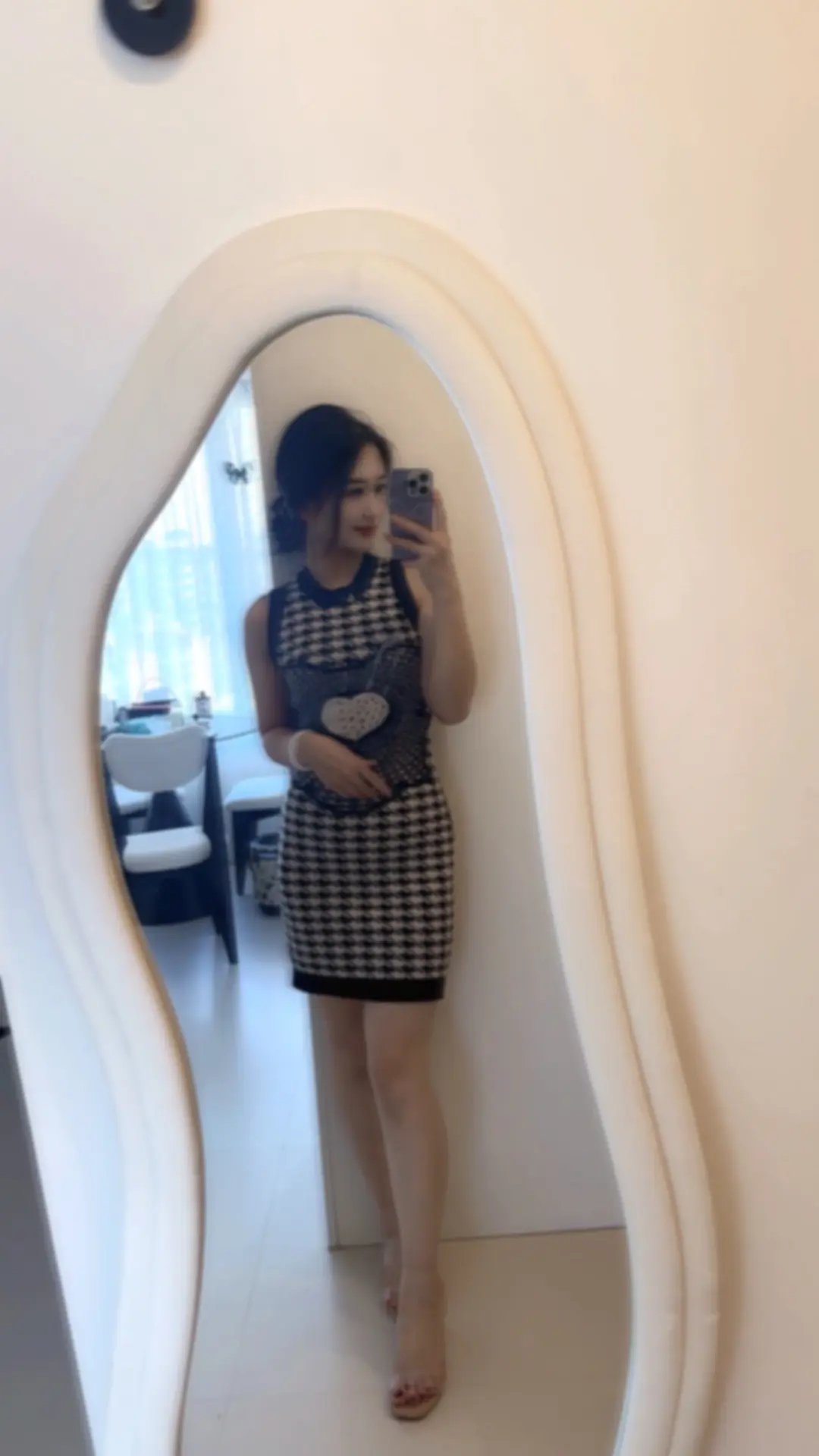 “有人在人堆里阿谀奉承，可你只想在独行的路上取悦自己，是清净，也是自由”