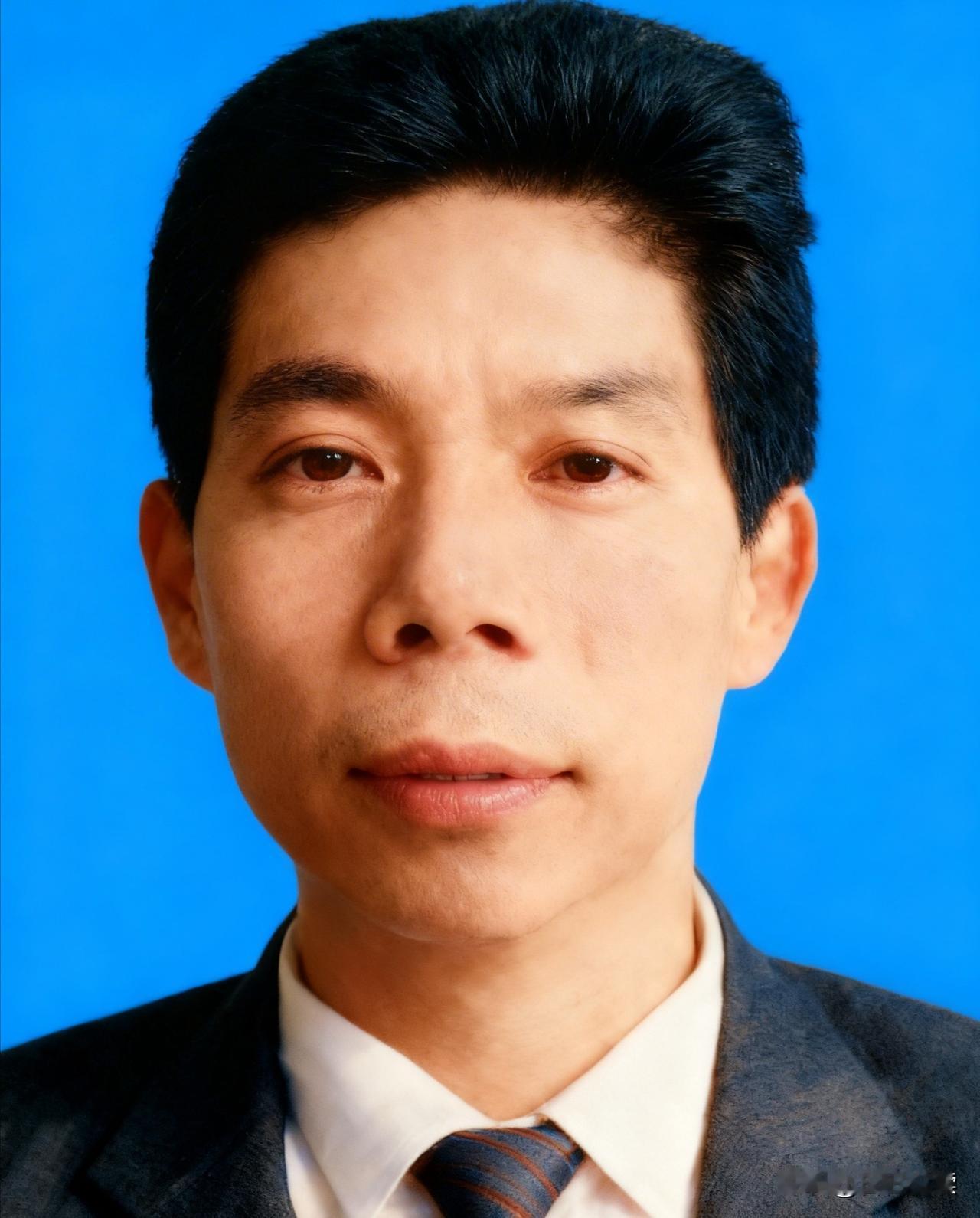 杜道新，1956年生，湖北荆州松滋人。曾任松滋报社社长、松滋市委宣传部常务副部长