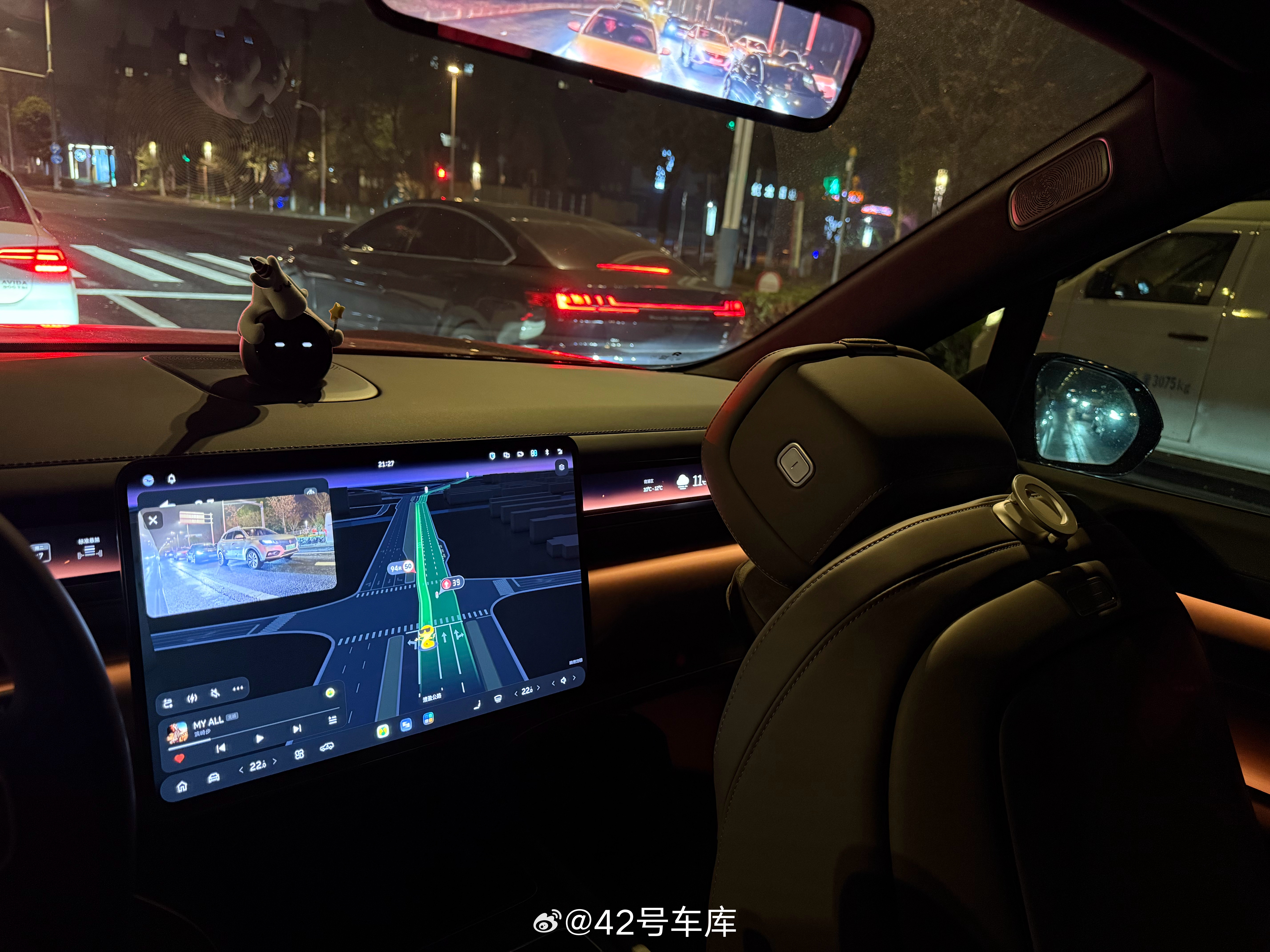 ES8 上有一个很细节的地方，右后打开零重力的时候，副驾座椅会收起来，其实座椅并