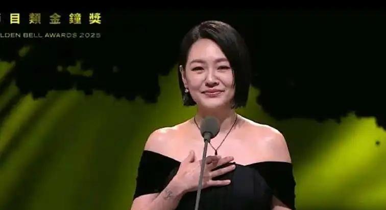 他蹲在工地墙角啃馒头，手机里弹出女儿的视频通话。
没接。
怕自己一身灰，吓着娃。