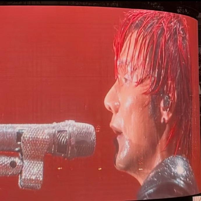 今晚的华雨乐坛今晚淋雨开演唱会的歌手 咋演唱会都在下雨 ​​​