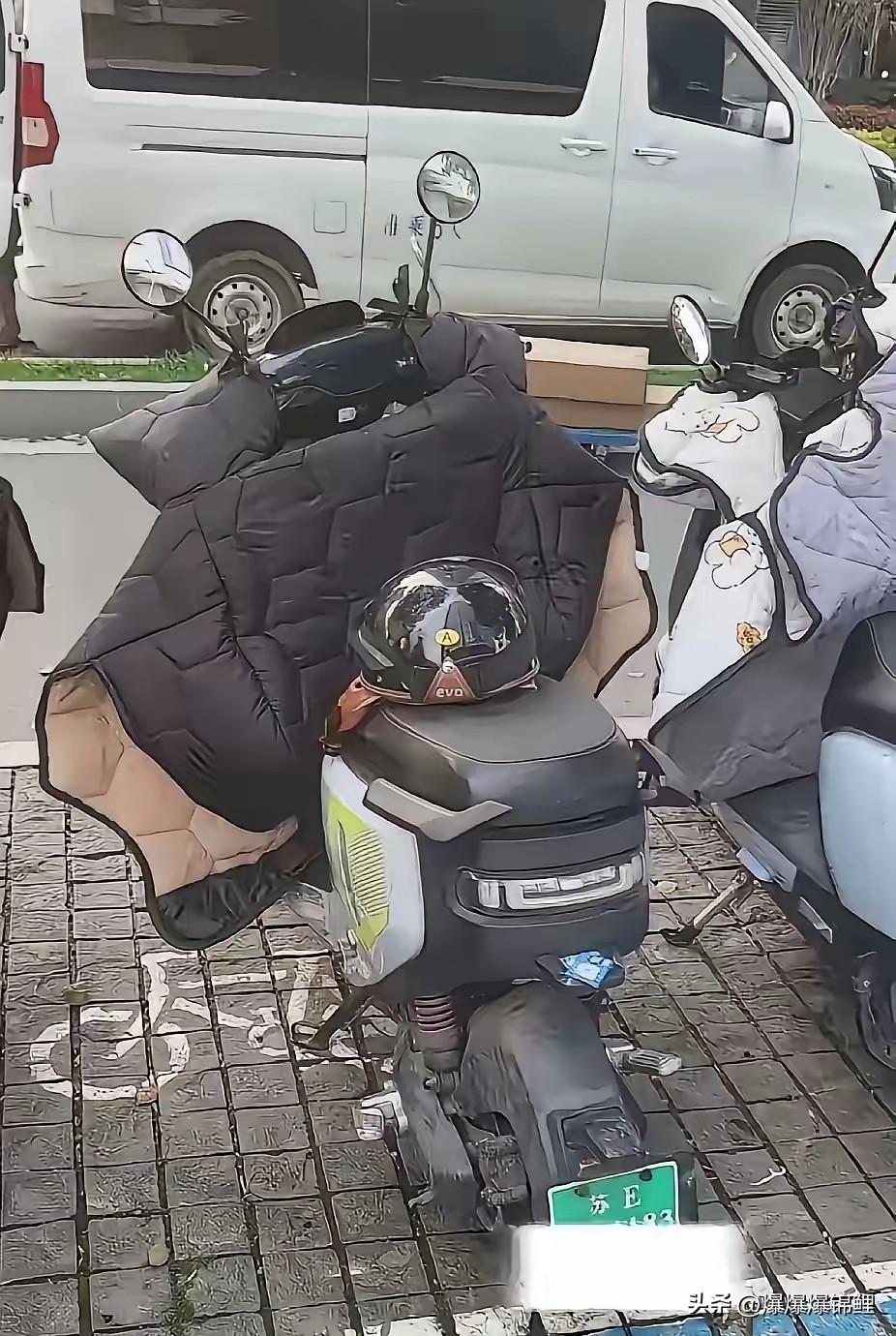 网上那张孤零零的电瓶车照片，这几天彻底刷屏了。

大家都在传，这台车再也等不到它