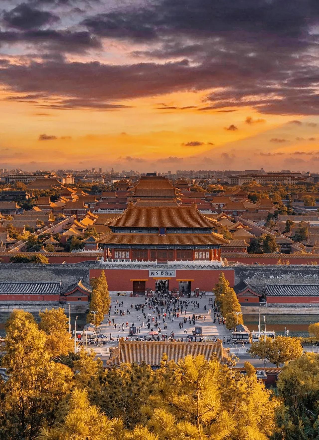 月下笛·早秋读史
文/刘湘

夕影还摇，黄云不卷，酿成秋节。
桐荫未缺。犹觉新凉