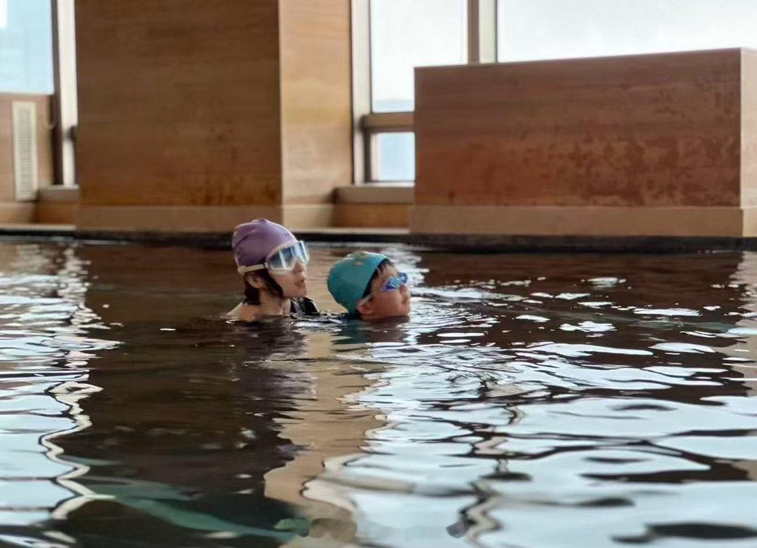 偶遇章子怡带娃游泳章子怡带娃游泳 偶遇章子怡带娃游泳🏊♀️好温馨的画面！好幸福