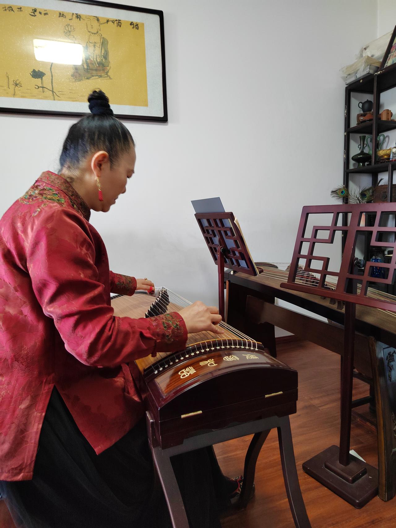 为我一挥手，如听万壑松，听耿超女士弹古筝。
我从未这么近距离接触古筝，更遑论专为