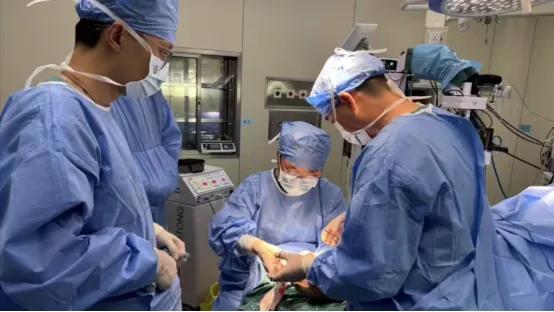 真佩服这几位医生！镇江一女子左手被50吨冲床“碾成泥”，经5名医生近12小时接力