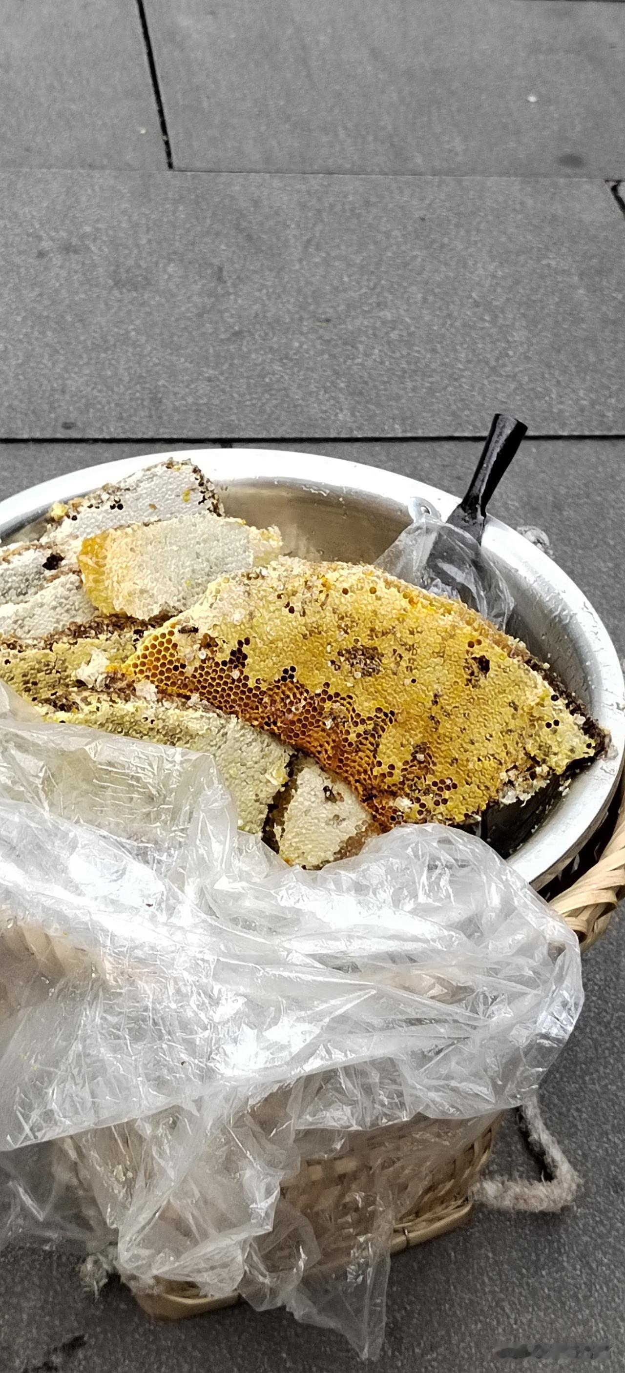 这样现场榨出来的蜂蜜能保证是真的吗？如今，假蜂蜜泛滥成灾，卖蜂蜜的便把蜂巢搬到现