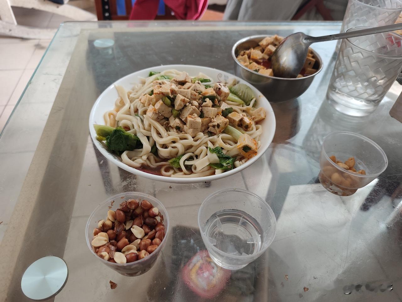 记录我的20263月17日中午下班，我坐在摇椅上看抖音视频，老婆不一会就端出了热