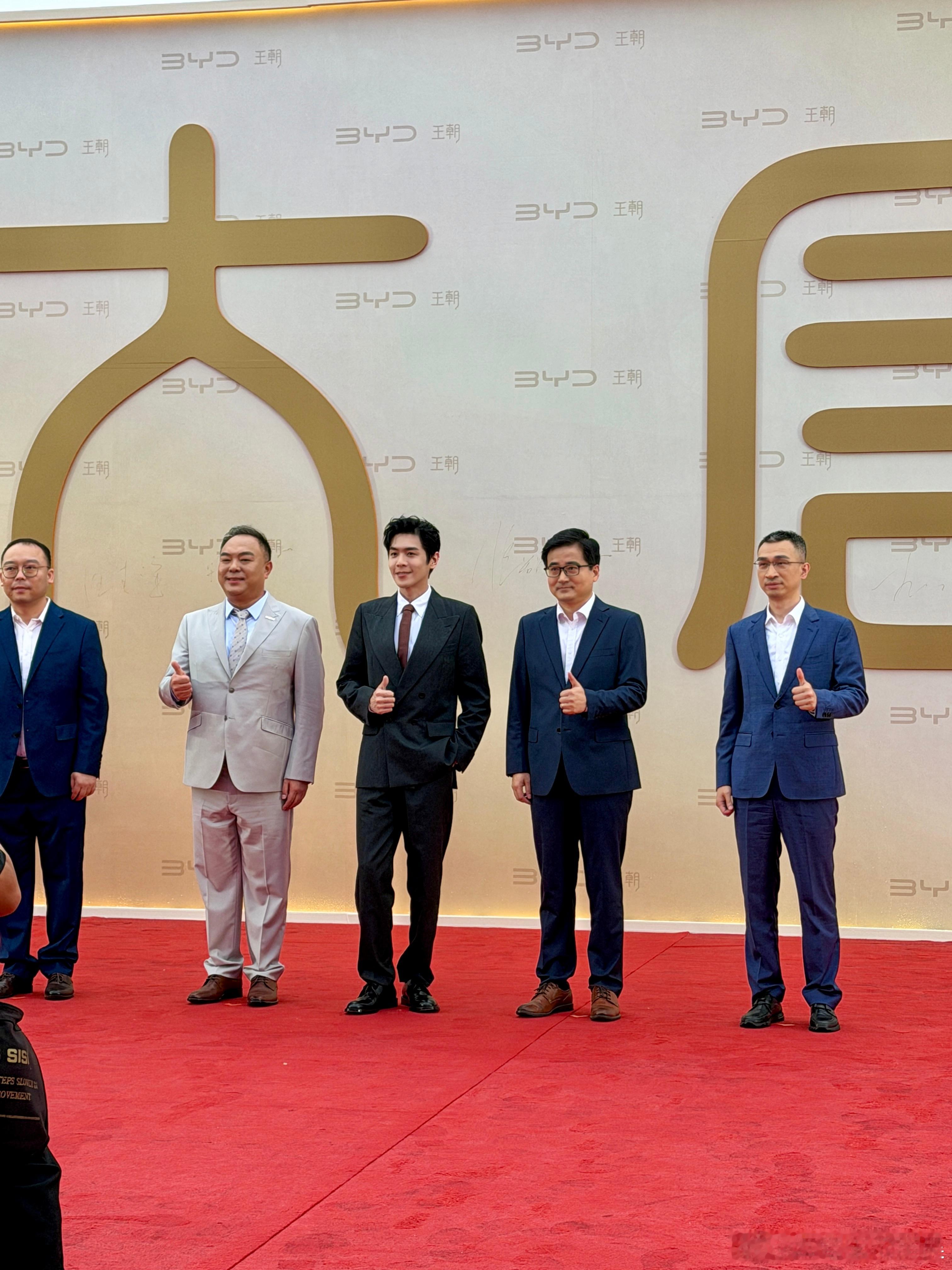啊啊啊啊啊！！！！今天要暴雨中拍摄没办法去现场！！！没想到张若昀都亲自来了！！！
