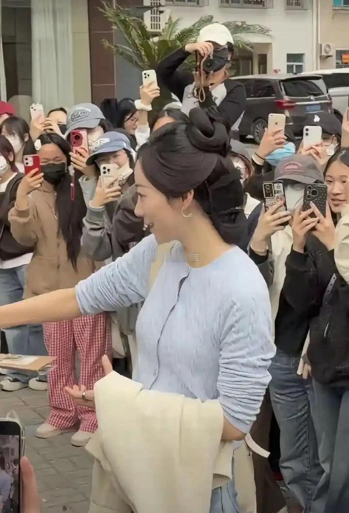 韩雪新戏杀青生图曝光，这状态这“松弛感”赢麻了 ​​​