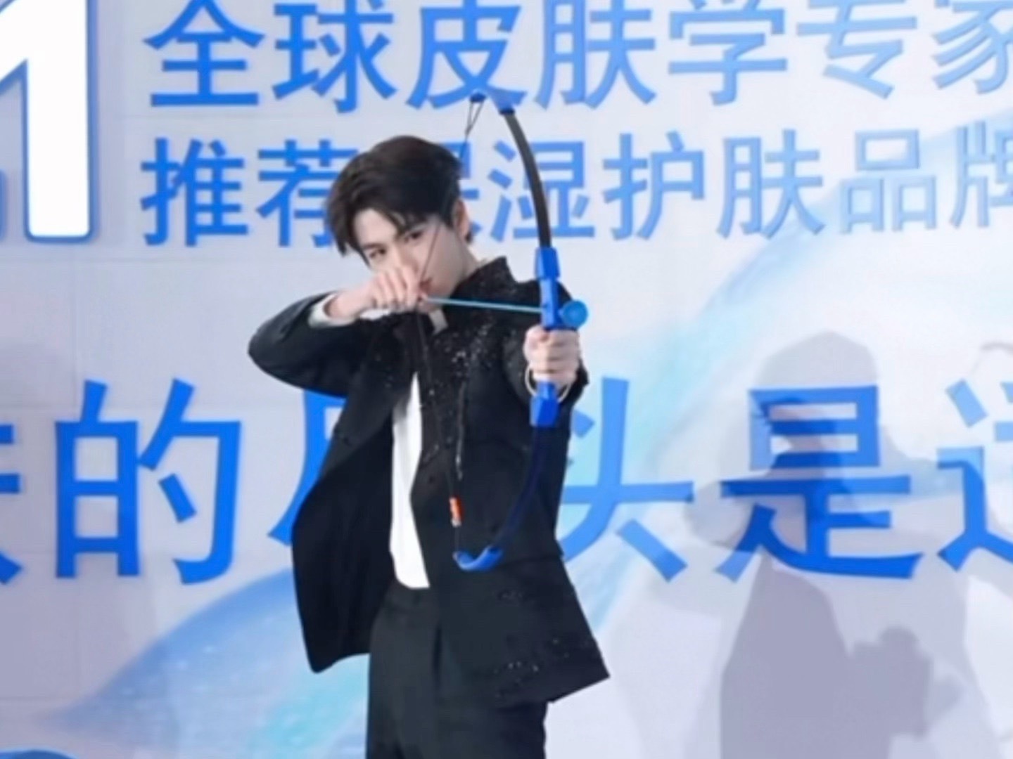 张凌赫今天线下活动路透，击中了我的心