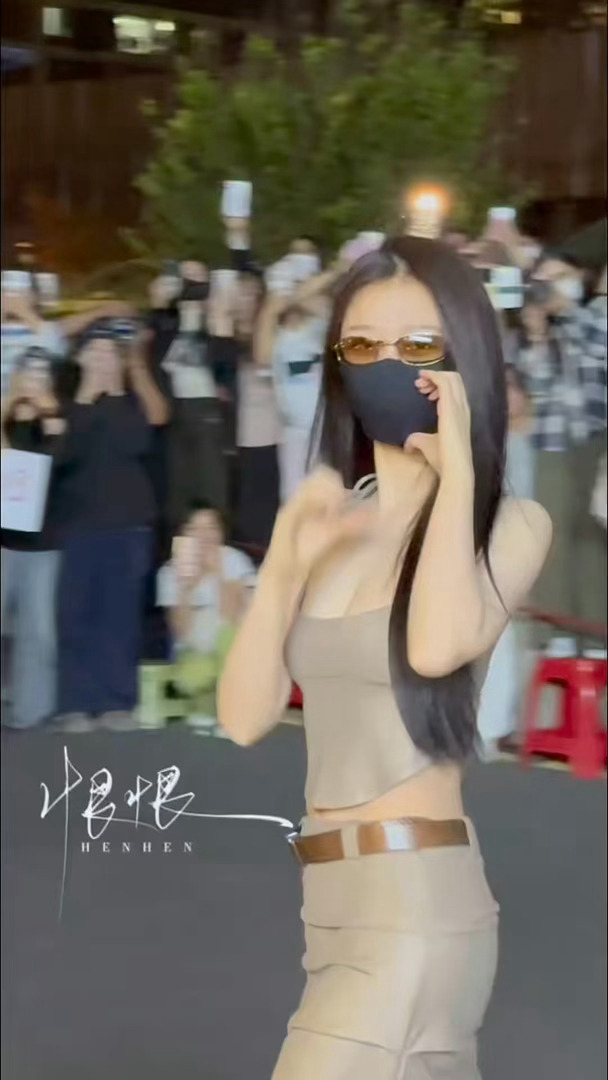 虞书欣的身材一直都很好，长得高，瘦而不柴，这才是女明星该有的样子啊。。虞书欣身材