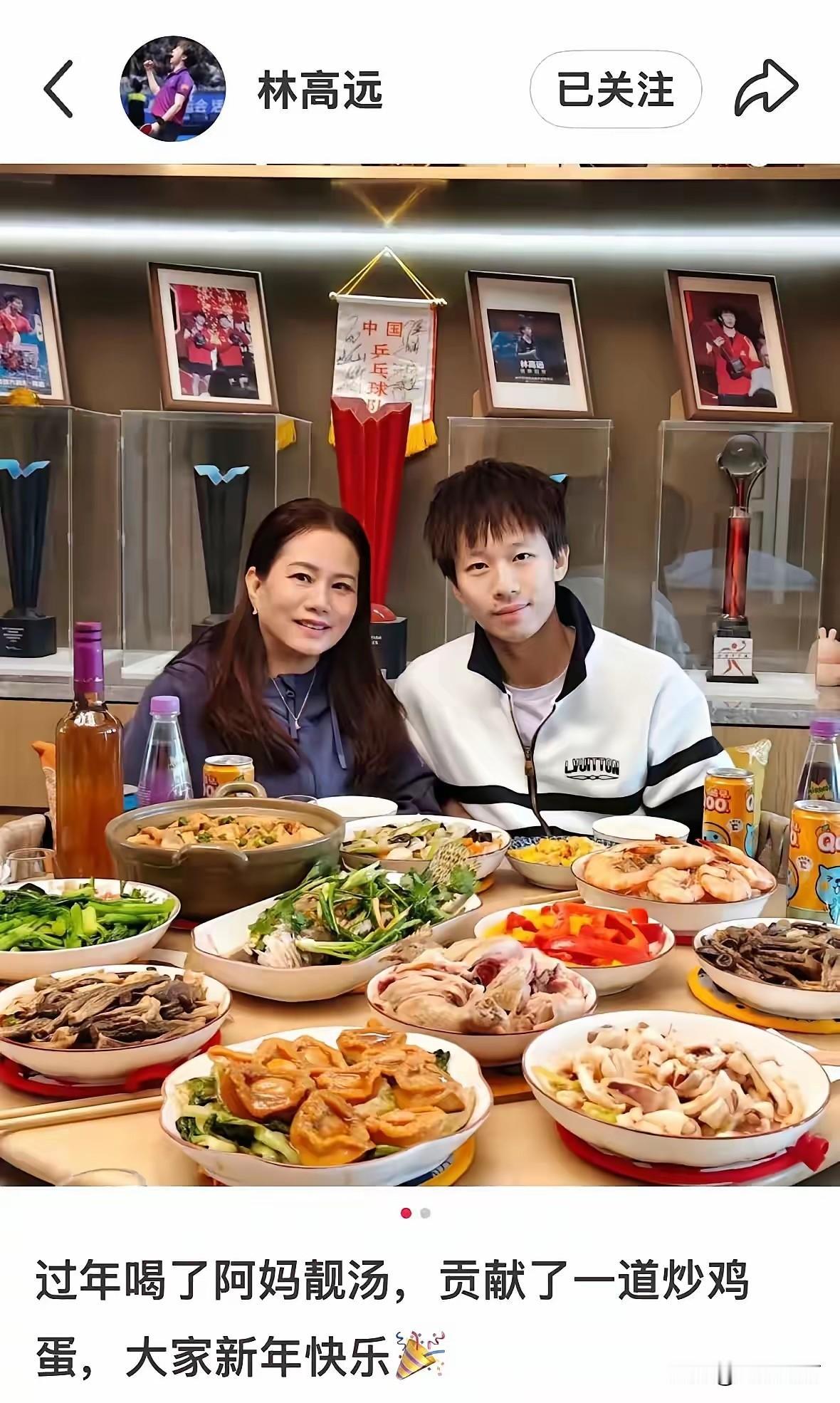 看到高远这组新春照片，真的被狠狠暖到了！放下赛场的锋芒，系上围裙为家人炒菜，陪妈