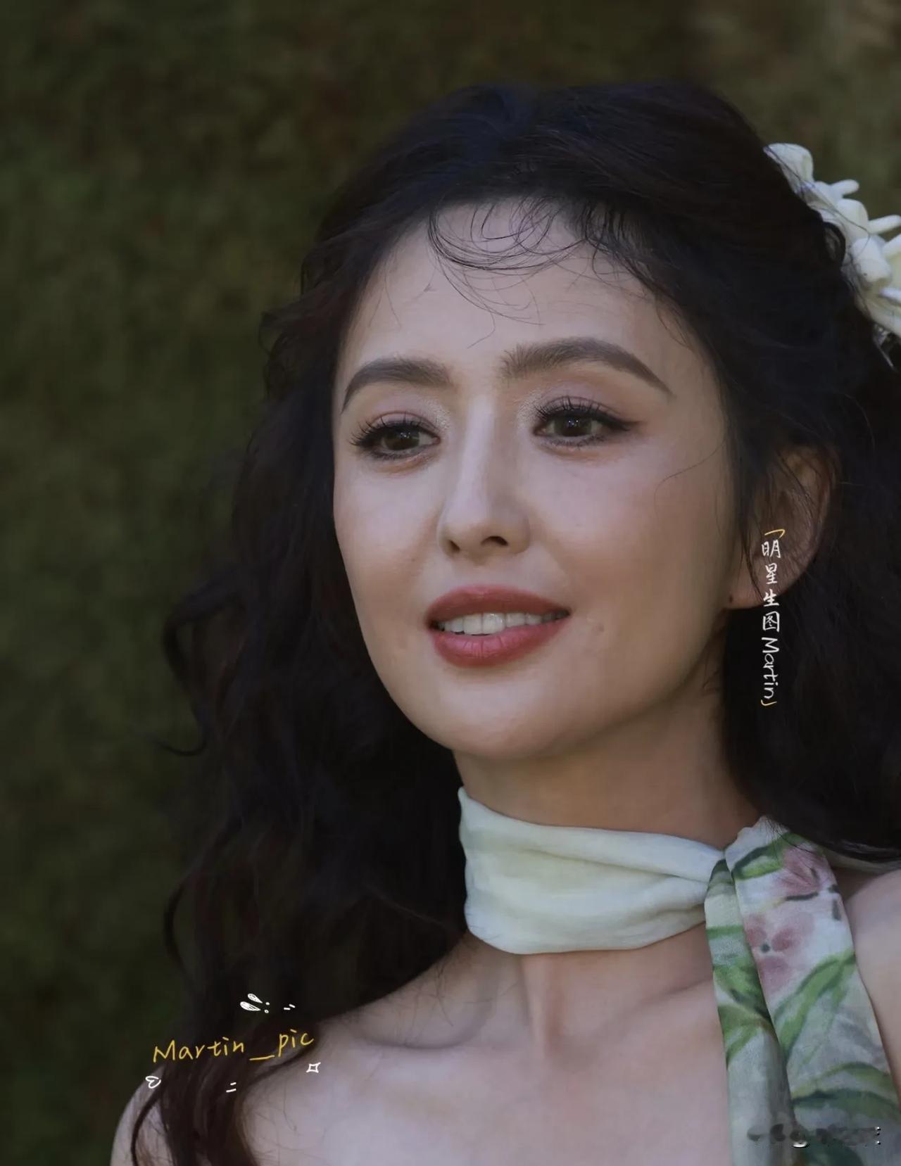 其实佟丽娅这个年纪，真的没必要再追求什么少女感了 ，所以她还不如学习高圆圆的妆容