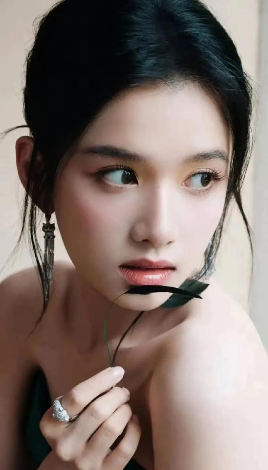 第218微张婧仪：拿着塑料袋走红毯，真是不同凡响的你啊！
一位年轻的女演员，在北