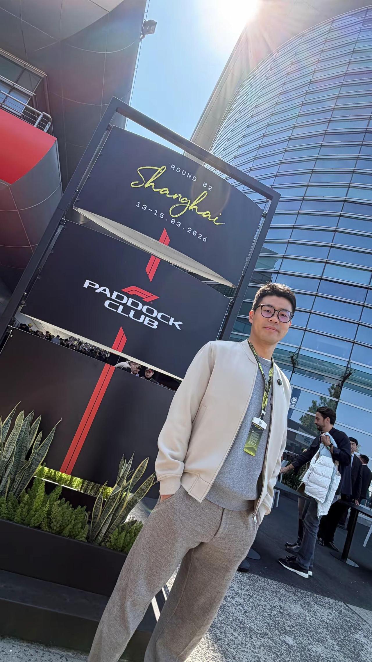 凯迪拉克给了我最高权限的通行证，让我第一次进到围场看F1，参观车队的P房，还带我